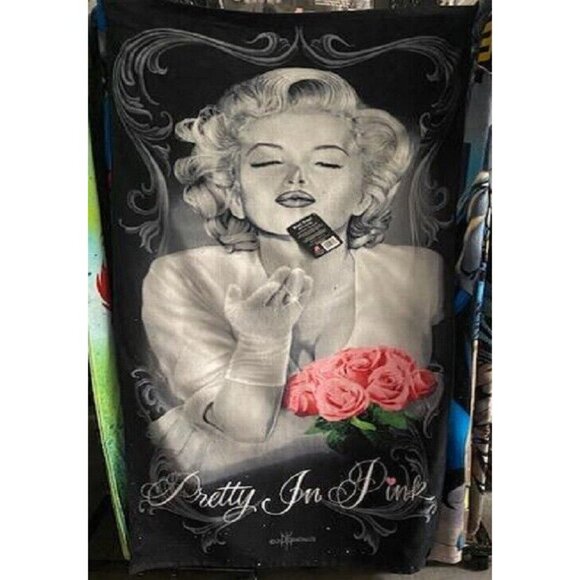Marilyn Monroe New Pretty in Pink Roses Beach Pool Gift Towel Blow a Kiss DGA - Picture 1 of 2